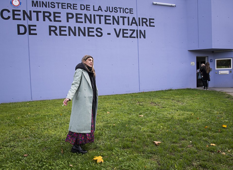 delphine devant la prison de rennes